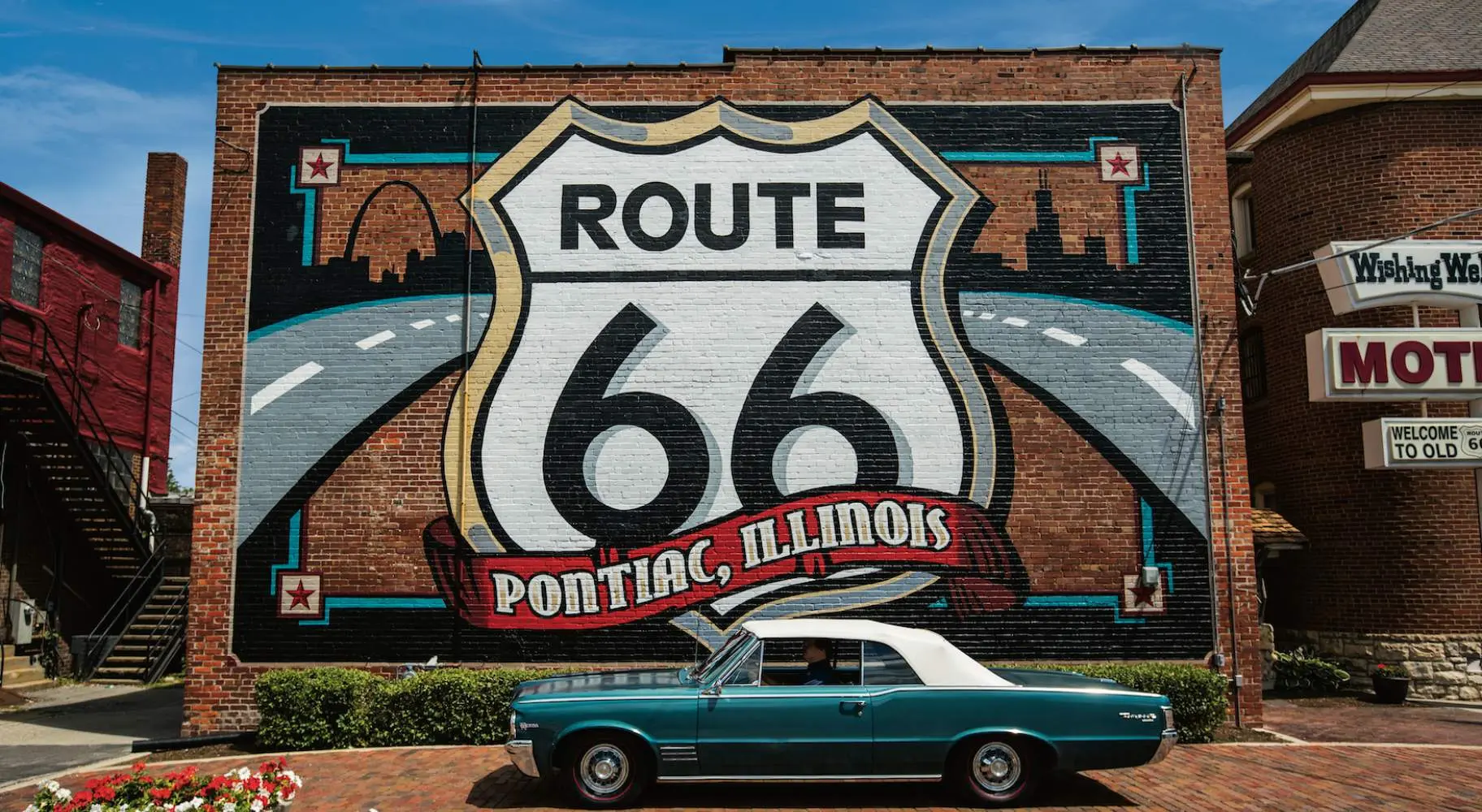 Route 66-Wandbild mit einem Pontiac-Auto im Vordergrund.