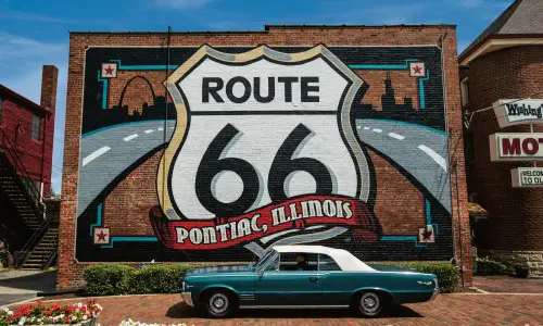 Route 66-Wandbild mit einem Pontiac-Auto im Vordergrund.