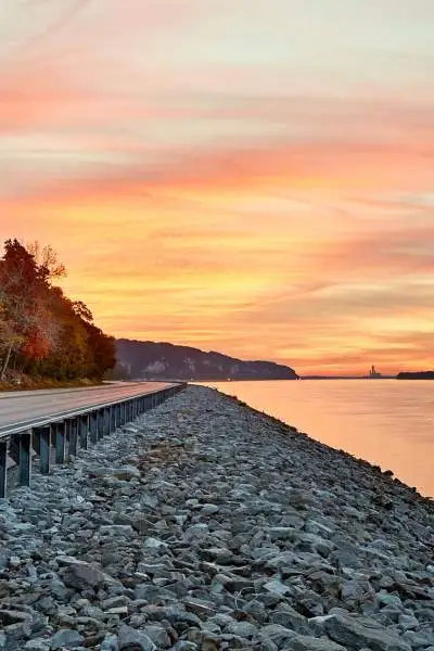 Eine Straße am Wasser