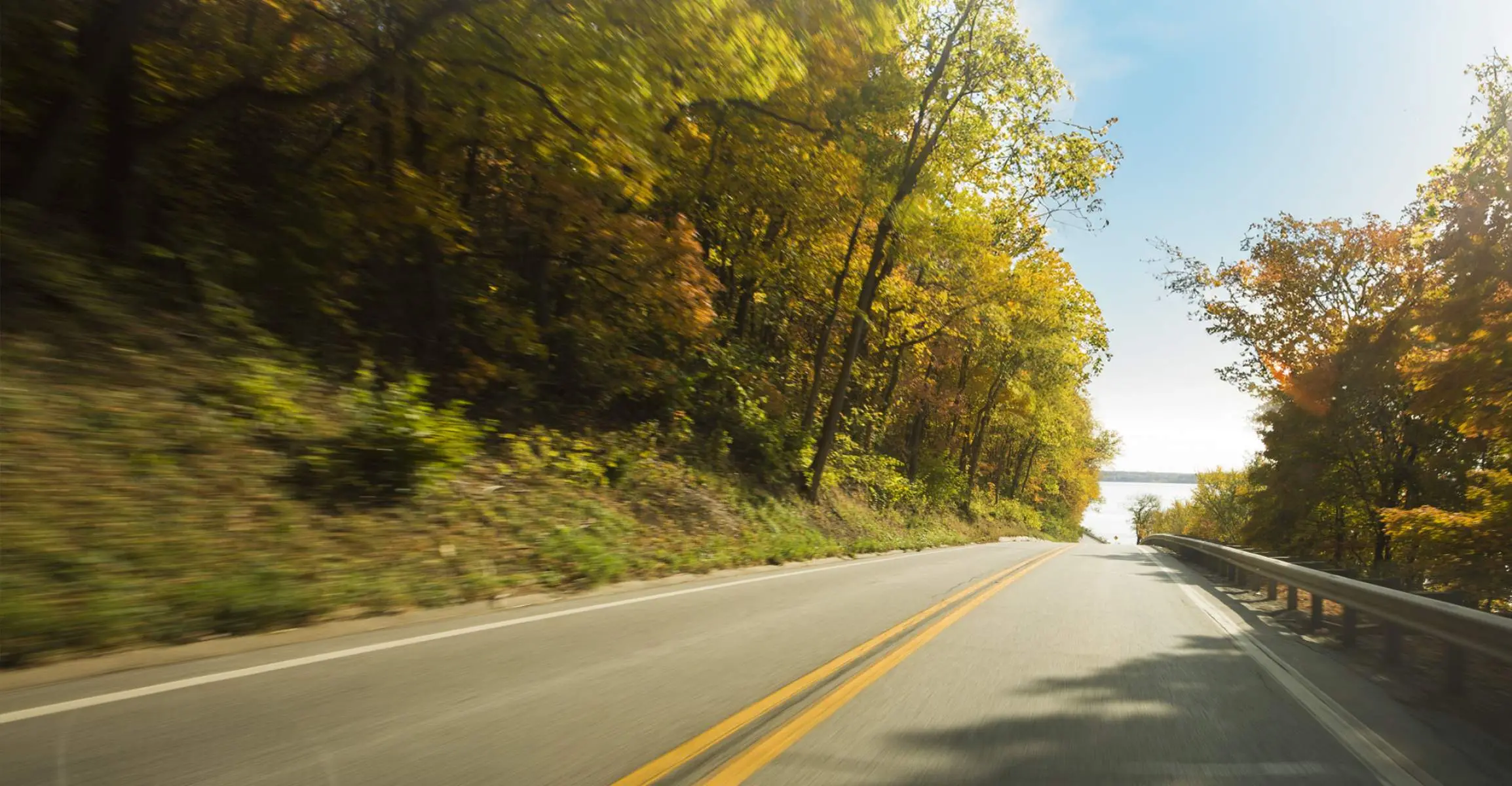 Eine Straße umgeben von Herbstlaub