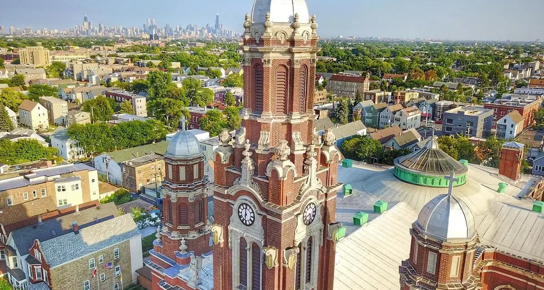 St. Hyacinth Basilica mit der Skyline von Chicago im Hintergrund