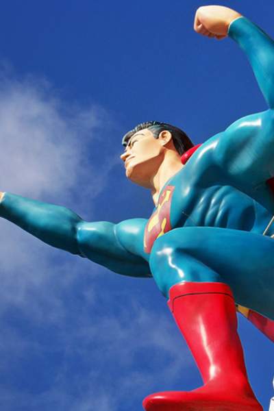 Eine Statue von Superman vor einem blauen Himmel
