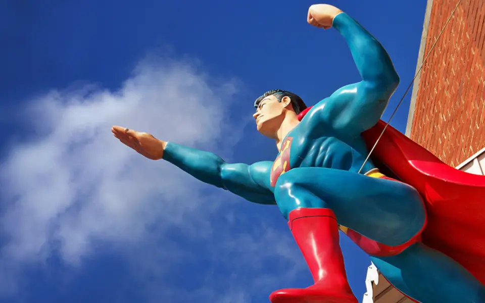 Eine Statue von Superman vor einem blauen Himmel