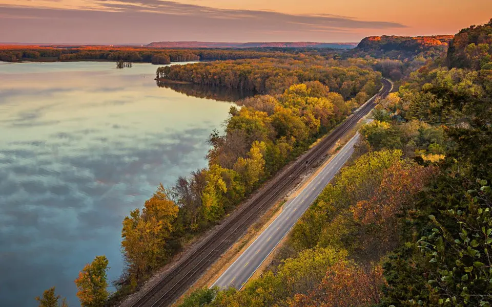 Eine Straße und ein Fluss