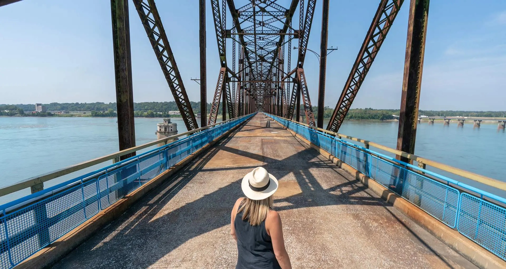 Frau mit Blick auf die Brücke "Chain of Rocks".