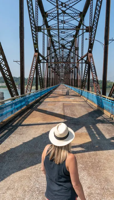 Frau mit Blick auf die Brücke "Chain of Rocks".