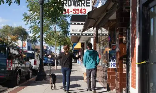 Spaziergänger mit ihren Hunden in der Clark Street, Andersonville