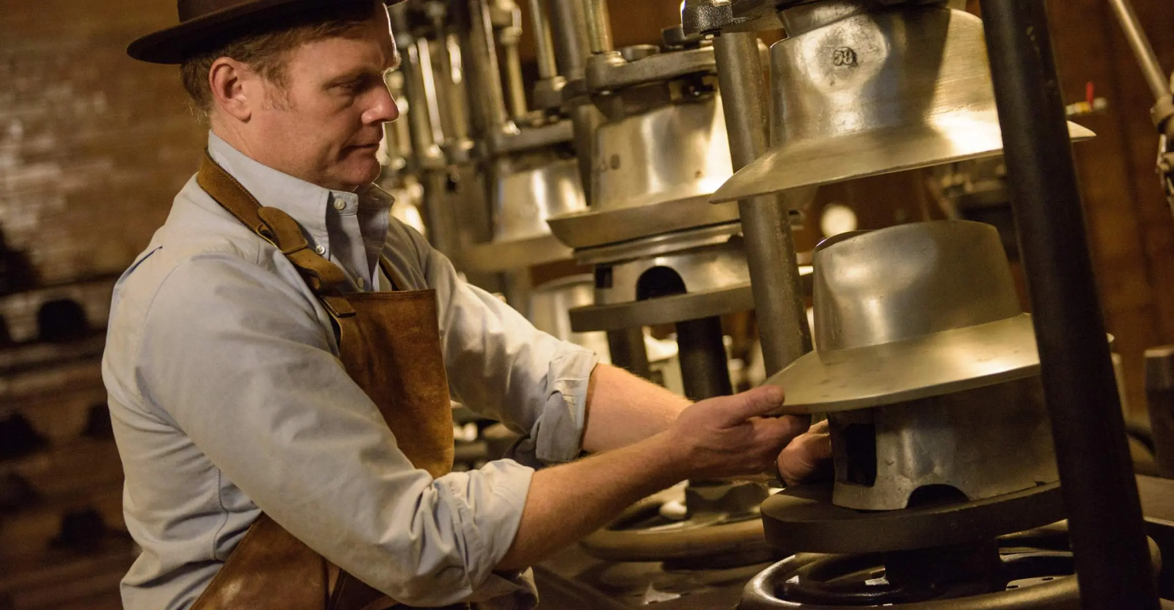 Ein Mann macht Hüte