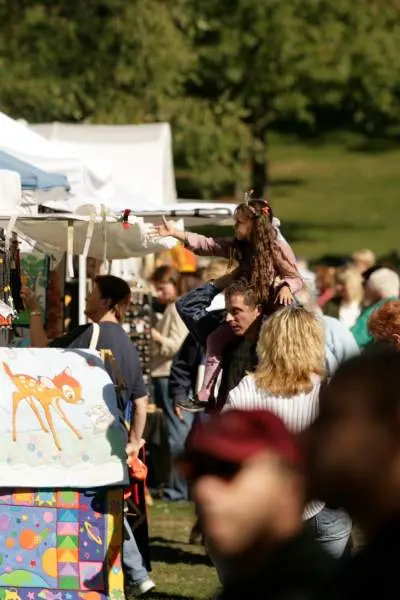 Ein Markt mit vielen Menschen, die sich die Geschäfte ansehen