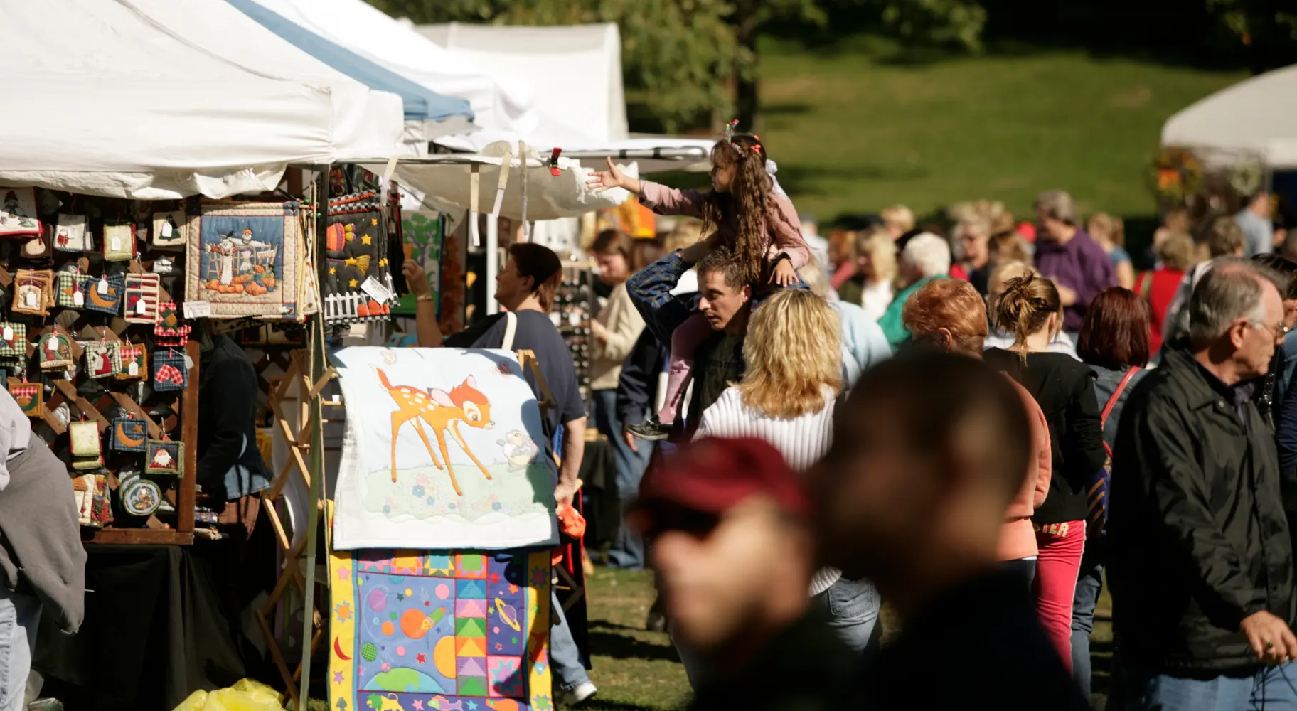 Ein Markt mit vielen Menschen, die sich die Geschäfte ansehen