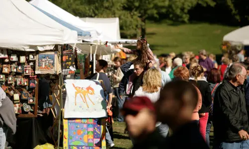 Ein Markt mit vielen Menschen, die sich die Geschäfte ansehen