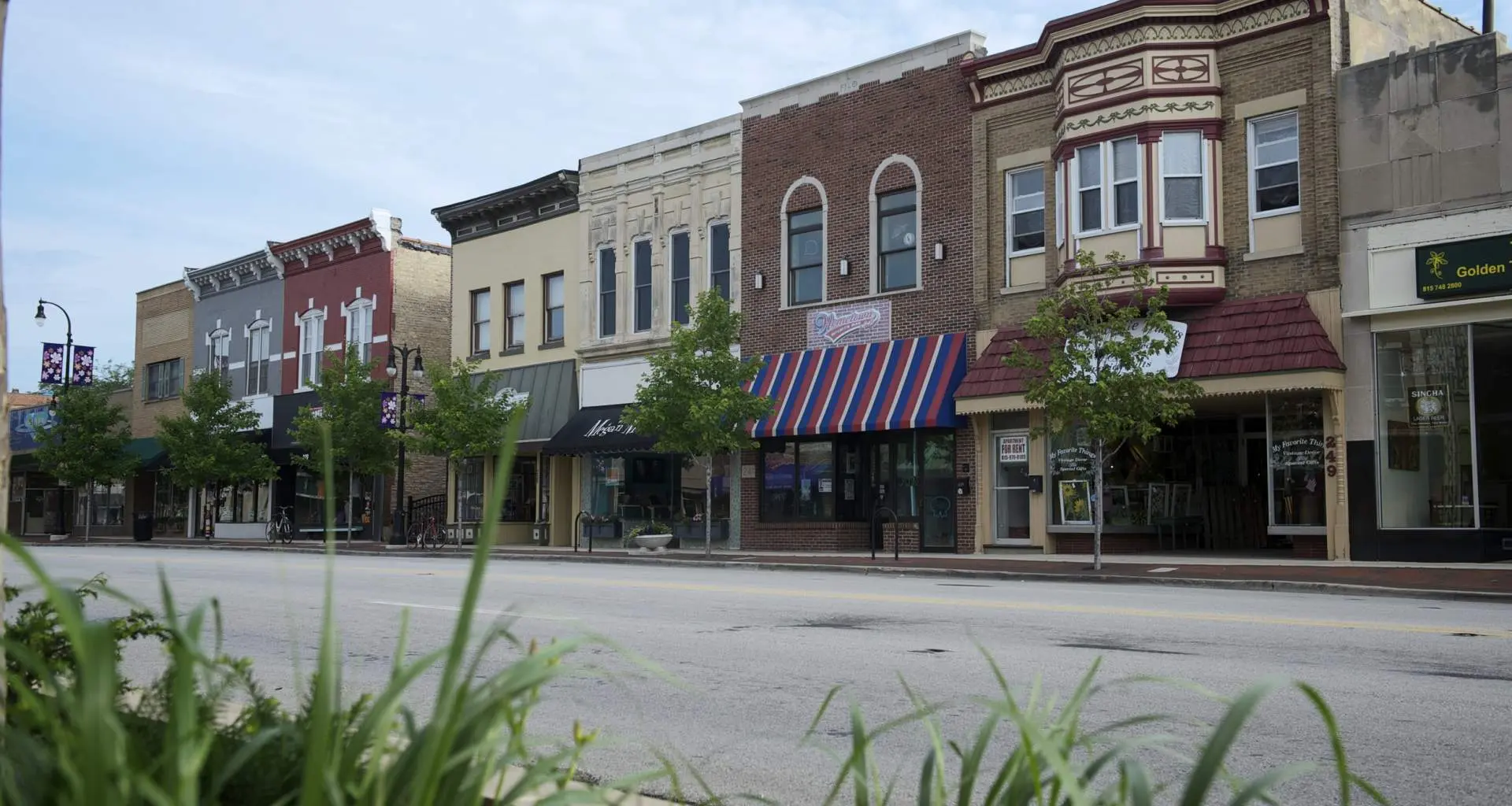 Eine Reihe von Schaufenstern in einer Hauptstraße in der Innenstadt von DeKalb