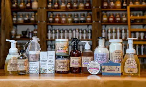 Eine Auswahl an Seifen und Balsamen auf der Theke von MION Artisan Soap in Wheaton, Illinois