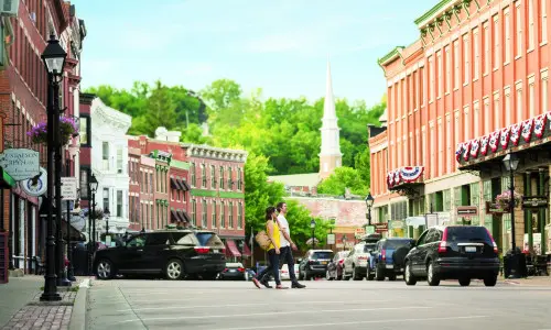 Menschen gehen in der Stadt über die Straße