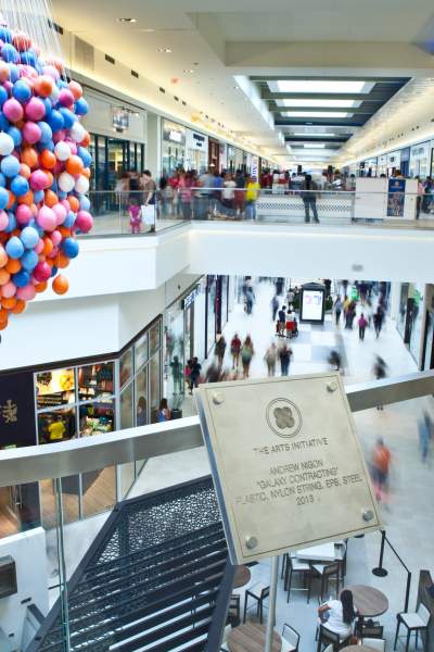 Ein Blick auf die Geschäfte und die Kunden von der oberen Ebene der Fashion Outlets of Chicago