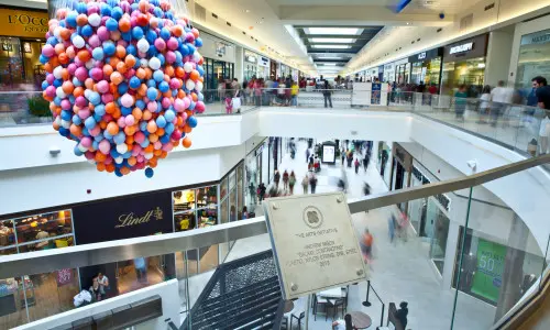 Ein Blick auf die Geschäfte und die Kunden von der oberen Ebene der Fashion Outlets of Chicago
