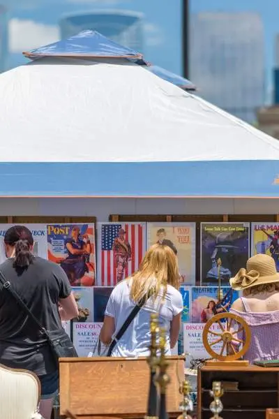 Menschen stöbern an einem Stand auf dem Randolph Street Markets in Chicago