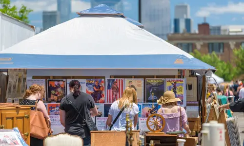Menschen stöbern an einem Stand auf dem Randolph Street Markets in Chicago