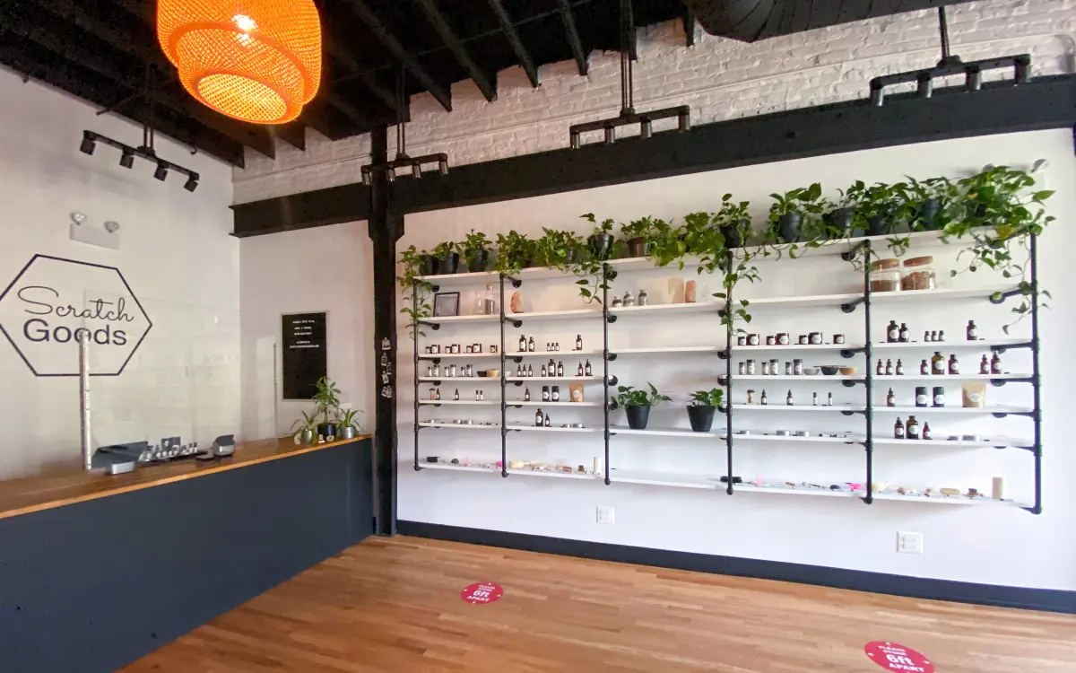 Lager mit Produkten auf Regalen