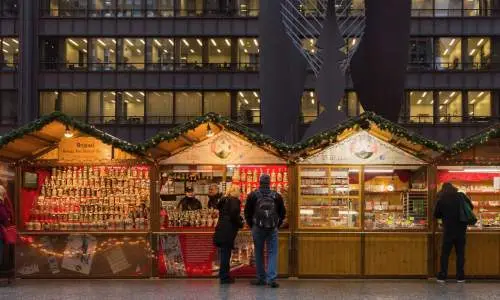 Nebeneinander liegende Geschäfte