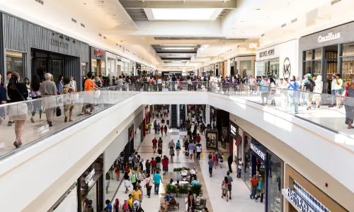 Menschen, die in einem Einkaufszentrum spazieren gehen