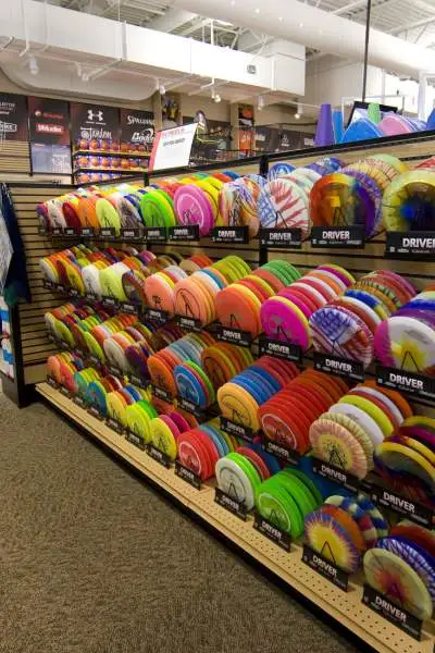 Ein buntes Regal mit Frisbees lockt Kunden in einem Sportgeschäft in Illinois. 