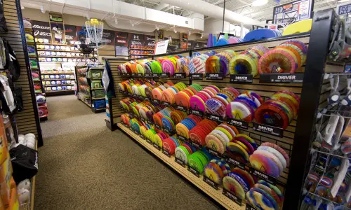 Ein buntes Regal mit Frisbees lockt Kunden in einem Sportgeschäft in Illinois.