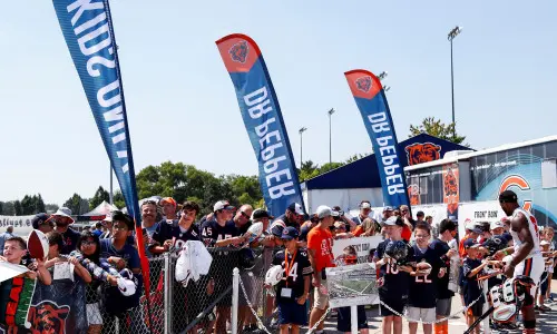 Wartende Menschenmenge vor dem Stadion