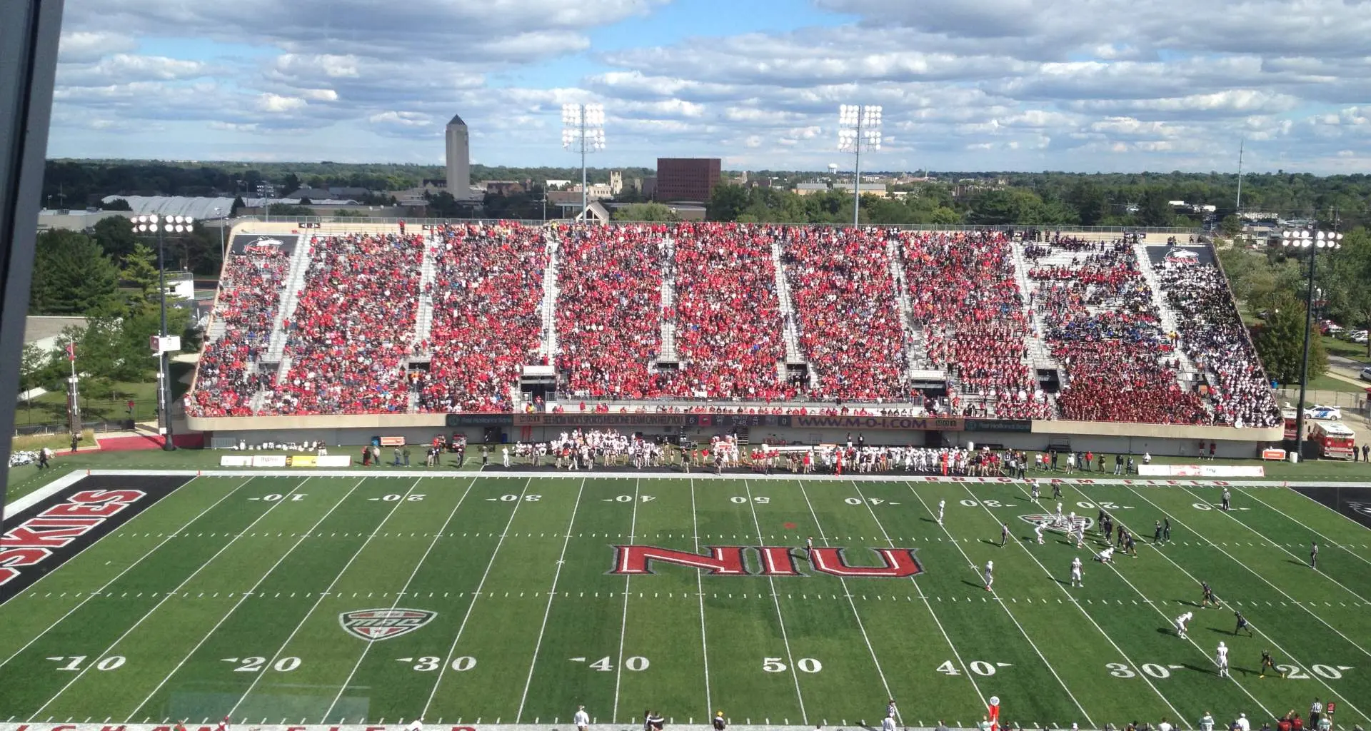 Ein überfülltes College-Football-Stadion