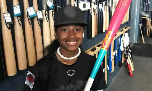 Junge hält Baseballschläger