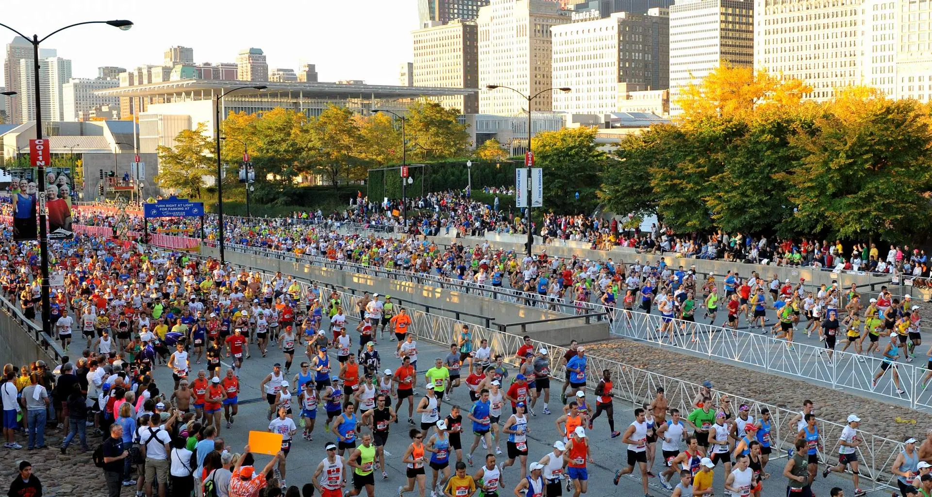 Viele Läufer laufen die Straße entlang