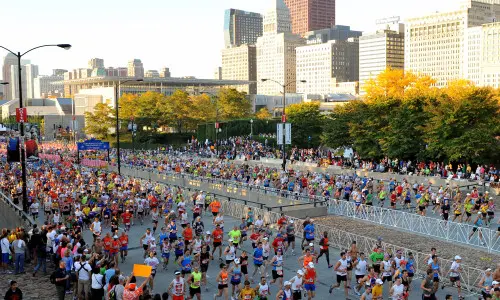 Viele Läufer laufen die Straße entlang