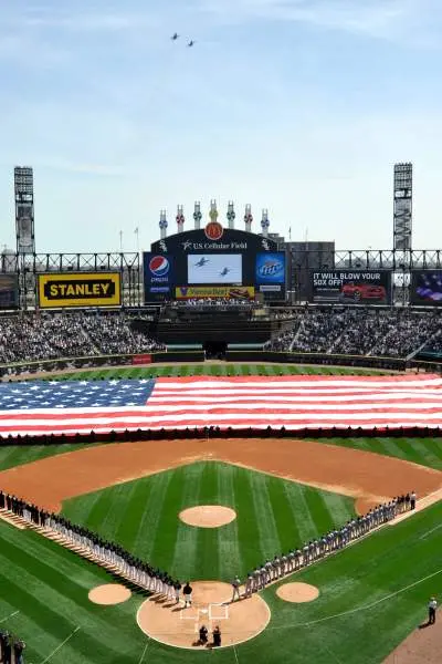 Die Mannschaften stellen sich vor dem Spiel im Stadion der White Sox auf