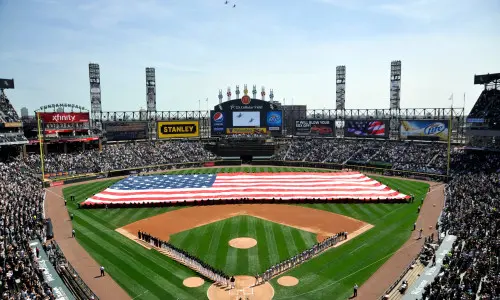 Die Mannschaften stellen sich vor dem Spiel im Stadion der White Sox auf