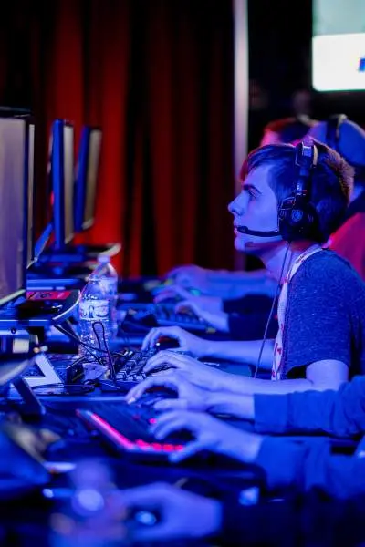 Menschen auf Computern, die an einem esports-Turnier teilnehmen