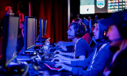 Menschen auf Computern, die an einem esports-Turnier teilnehmen