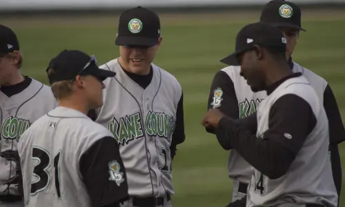 Spieler besprechen Strategie bei einem Spiel der Kane County Cougars