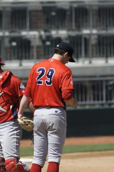 Die Spieler der Peoria Chiefs versammeln sich auf dem Spielfeld