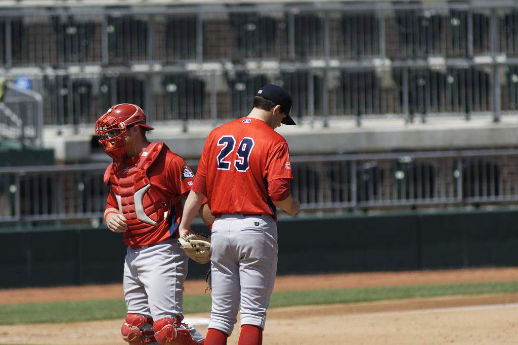 Die Spieler der Peoria Chiefs versammeln sich auf dem Spielfeld