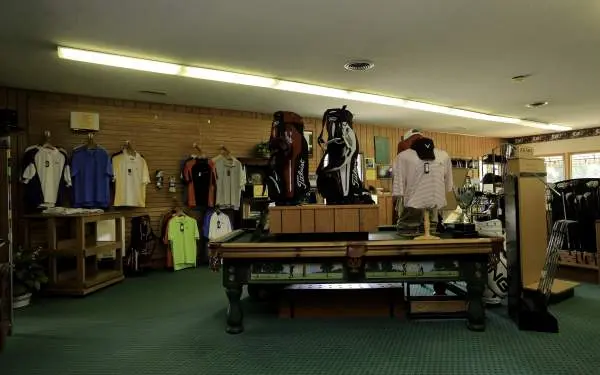 Ein Golf-Pro-Shop mit Golfkleidung und Schlägern zum Verkauf