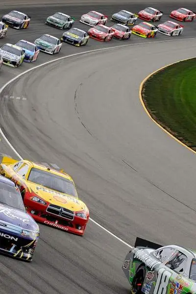 Autos rasen auf dem Tri City Speedway in Granite City um die Strecke