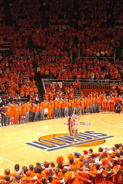 Eine Zeremonie vor dem Spiel bei einem Basketballspiel im State Farm Center in Champaign