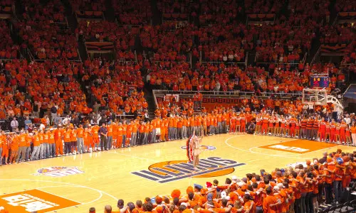 Eine Zeremonie vor dem Spiel bei einem Basketballspiel im State Farm Center in Champaign