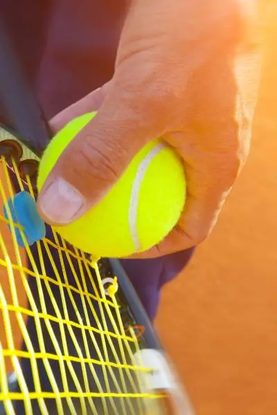 Eine Nahaufnahme von jemandem, der einen Tennisball aufschlägt