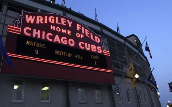 Wrigley Field Schild am Abend beleuchtet
