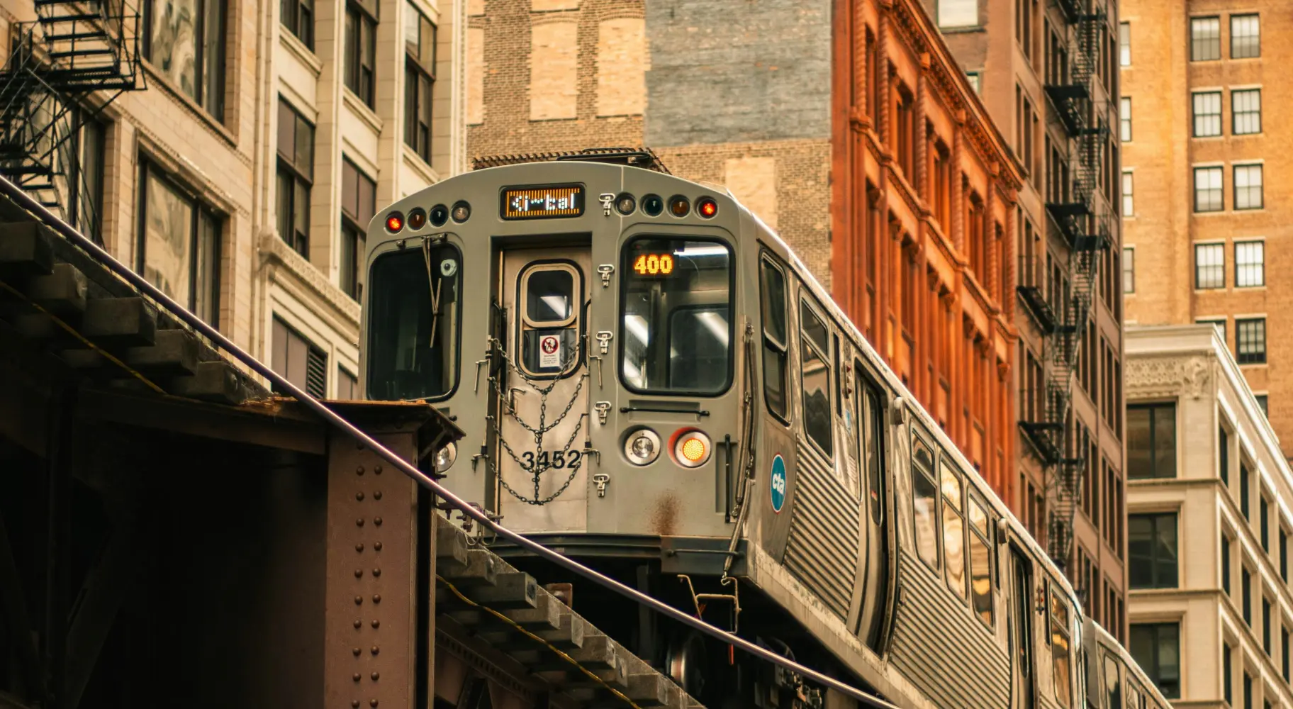 Ein Chicagoer CTA L-Zug auf Hochbahngleisen fährt durch die Stadt