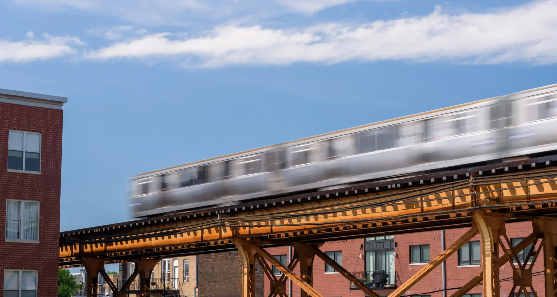 Eine der Hochbahnen in Chicago fährt auf der erhöhten Strecke in der Nähe der Milwaukee Avenue