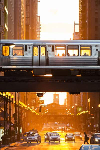 Chicagoer Zug bei Sonnenuntergang