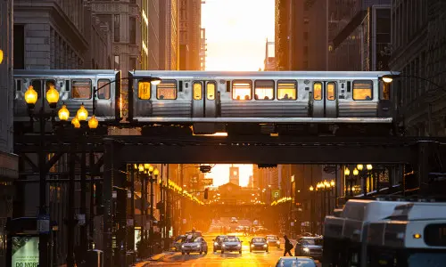 Chicagoer Zug bei Sonnenuntergang