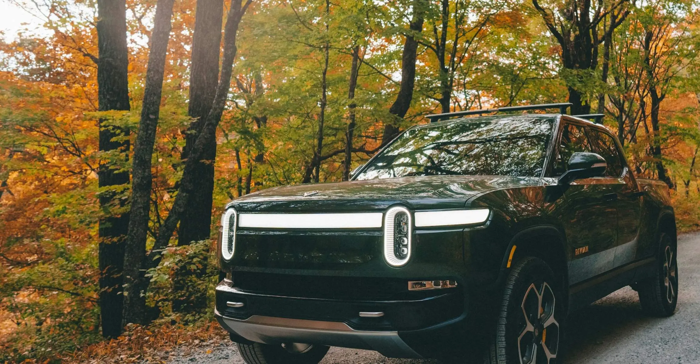 Rivian-Elektrofahrzeug beim Fahren auf einer Schotterstraße